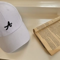 Gorra de béisbol de algodón blanco minimalista con bordado negro Ai para hombre - 56-58cm Ajustable / Blanco