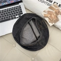 Berretto retrò in denim grigio scuro con taschino laterale e cuciture arancioni a contrasto - 56-59cm / Nero