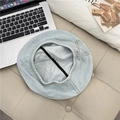 Berretto in denim blu chiaro da donna con struttura interna e cuciture gialle - 56-59cm / Bianco Blu