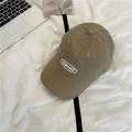 Khaki-Basecap aus gewaschener Baumwolle mit ovaler Stickerei auf weißem Stoff - 56-59cm (Verstellbar) / Khaki