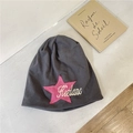 Donkergrijze slouchy beanie met een roze geborduurde ster en witte belettering - 56-60cm / donkergrijs