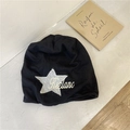Zwarte gebreide beanie in streetwearstijl met grijze sterpatch en witte letterborduring - 56-60cm / Zwart