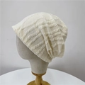 Berretto in maglia a coste bianco crema per donna con trama morbida e calda - 56-62cm (Elastico) / Bianco Sporco