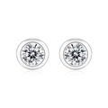 Dettaglio di orecchini a lobo in moissanite taglio tondo con montatura a castone in argento - 50 Punti / Orecchini a lobo / Argento