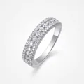 Anillo de plata 925 de tres filas con 58 moissanitas y chapado en oro de alta calidad - US 9 / Estilo Pavé de Tres Filas (R13063)