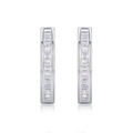 Eleganti orecchini huggie in argento S925 con una fila di pietre trasparenti taglio baguette - 28 Pietre di Moissanite