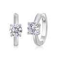 Makroansicht von 925er Silberohrringen mit 4-Krallen laborgezüchteten Runddiamanten - 925er Silber / Labor-Diamant-Ohrringe - 0,5 Karat