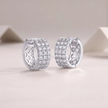 Gros plan de créoles en argent 925 avec trois rangées de zircons et détails ajourés - Style de base / 2mm