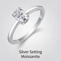 Elegante anillo de plata de ley 925 con una gran moissanita de talla ovalada en engaste de cuatro garras - Estilo Ovalado (R13109) / Talla US 9