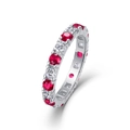 Dettaglio anello eternity in argento S925 con rubini e diamanti incastonati pavé - Taglia US 7 / Rubino di laboratorio con moissanite