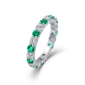 Dettaglio dell'anello eternity in argento S925 con smeraldi verdi e diamanti - Taglia US 9 / R14018 Moissanite + Smeraldo di Laboratorio 3mm