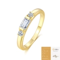 Λεπτομέρεια macro χρυσού δαχτυλιδιού με moissanite baguette και πιστοποιητικό GRA - US 9 / HK 19 / Τρεις Πέτρες Κοπή Σμαραγδιού (R15554-Με Πιστοποιητικό GRA)