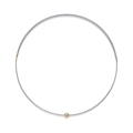 Detail van een zilveren multi-strand ketting met een goudomrande moissanite hanger - Ruisheng Tiancai Stijl