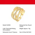 Anello incrociato dorato con trama spazzolata e pietre di moissanite incastonate - US 5 / HK 11 / Oro (Con Moissanite)