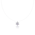 Detail einer glänzenden Moissanit-Halskette mit unsichtbarem Faden und Anhänger - Sechs-Zacken 1ct Moissanit - Unsichtbare Schnur / 6,5mm - 5cm Verlängerung