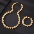 Primer plano del conjunto de collar y pulsera cubana de 12 mm en oro con caras sonrientes - Collar de 18 pulgadas (45 cm) + pulsera de 8 pulgadas (20 cm) / Eslabón cubano de cara sonriente dorada