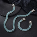 Dettaglio del set di catene cubane con cristalli azzurri scintillanti su pietra nera - Collana 45cm + Bracciale 20cm / Argento Strass Blu (Set Collana e Bracciale)
