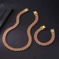 Dettaglio del set collana e bracciale a maglia cubana dorata 14 mm con diamanti rosa - Collana 45cm + Bracciale 20cm / Oro Strass Rosa (Set Collana e Bracciale)