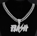 Dettaglio della catena cubana hip-hop con ciondolo a fulmine FLASH e strass incastonati - Collana Argento e Ciondolo FLASH