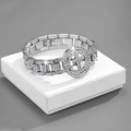 Dettaglio del bracciale a maglie cubane con croce di strass su una scatola regalo bianca - Braccialetto a croce con cinturino in argento 8 pollici (20 cm)