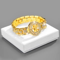 Makroaufnahme der 18K vergoldeten Hip-Hop-Kette im Uhrenstil mit Zirkonia-Kreuzanhänger - Goldenes Armband mit Uhrenarmband-Kreuz 8 Zoll (20 cm)