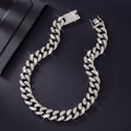 Dettaglio di una catena cubana argento da 19mm con pavé di diamanti stile hip hop - Bracciale / Argento / 20cm