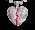 Collana hip hop con ciondolo a cuore spezzato argentato, zirconi e dettaglio rosso - Ciondolo Solo (Senza Catena) (Argento)