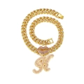 Détail du collier chaîne cubaine dorée avec lèvres en strass roses et pendentif lettre R hip-hop - Lettre K Or