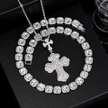 Macro-opname van zilveren kruishanger en tennisketting met glanzende witte zirkoon - Hanger Met Cubaanse Ketting En Twist-ketting / Zilver