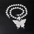 Collar de mariposa plateado con eslabones de corazón y pavé completo de diamantes - Collar de Mariposa de Corazón Plateado