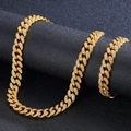 Dettaglio di una catena cubana da 12 mm placcata in oro con strass brillanti incastonati - Collana 45cm + Bracciale 20cm / Oro Zircone Bianco