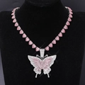 Collar de mariposa brillante con strass rosa en un soporte de terciopelo negro - Collar de Mariposa de Corazón Rosa