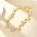 Detalle del collar de mariposas doradas con brillantes pedrería y cierre de langosta ajustable - 18inch (45cm) / Collar de Mariposa Dorado