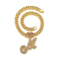Collier chaîne cubaine dorée avec lèvres en strass roses et pendentif lettre M - Lettre M Or