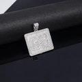 Gros plan du pendentif carré argenté avec chiffre 68 et pavage de diamants scintillants - Pendentif Argent Seul (sans chaîne)