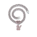 Chaîne cubaine glacée avec lèvres en cristal rose et pendentif lettre V finition argent - Lettre U Argent