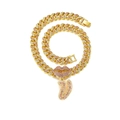 Collier hip hop doré avec lèvres en strass et pendentif lettre V sur fond blanc - Lettre V Or
