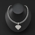 Cadena cubana plateada de hip hop con un gran colgante de diamante brillante en un maniquí - Colgante de Diamante Plateado + Cadena Cubana de 20 Pulgadas