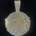 Dettaglio del ciondolo dorato Money and Family con pavé di cristalli in stile hip hop - Solo ciondolo / Pendaglio a Disco Con Lettera Oro