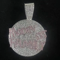 Dettaglio del ciondolo rotondo in argento con scritte Money Bands Family in zirconi rosa - Solo ciondolo / Pendaglio a Disco Con Lettera Argento E Rosa