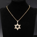 Goldene Hexagramm Kette mit funkelnden Kristallen auf schwarzem Schmuckständer präsentiert - Gold