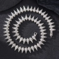 Zilveren hiphop-ketting met stekels en strassteentjes op een zwarte displaybasis - 18 Inch (45cm) / Zilver