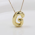 Makroaufnahme vom 3D-Bubble-Buchstaben G Anhänger mit Goldfinish und Perlenkette - Gold Buchstabe G / Anhänger + Halskette 45+5cm