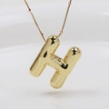 Makroansicht einer polierten goldenen Kette mit H-Buchstabenanhänger im Bubble-Design - Gold Buchstabe H / Anhänger + Halskette 45+5cm
