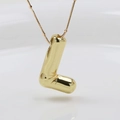 Detaillierte Nahaufnahme des goldenen L-Buchstabenanhängers an einer feinen Schlangenkette - Gold Buchstabe L / Anhänger + Halskette 45+5cm