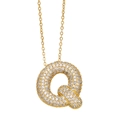 Collier doré avec lettre Q sertie de zircons cubiques micro-pavé sur fond blanc - Chaîne en Acier Inoxydable 50cm / Lettre Q en Or