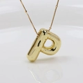 Detailansicht eines goldenen 3D-Buchstaben-P-Anhängers mit glänzender Perlenkette - Gold Buchstabe P / Anhänger + Halskette 45+5cm