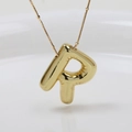 Detail eines goldenen Buchstaben-P-Anhängers mit Ballontextur und Perlenkette für Damen - Gold Buchstabe R / Anhänger + Halskette 45+5cm