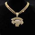 Détail des pendentifs GET MONEY et 1ST avec strass sur une chaîne cubaine dorée - Pendentif Doré Avec Chaîne Cubaine 20 Pouces