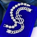 Vue macro du bracelet cubain signe dollar argenté et ensemble chaîne tennis diamant - Style Argent